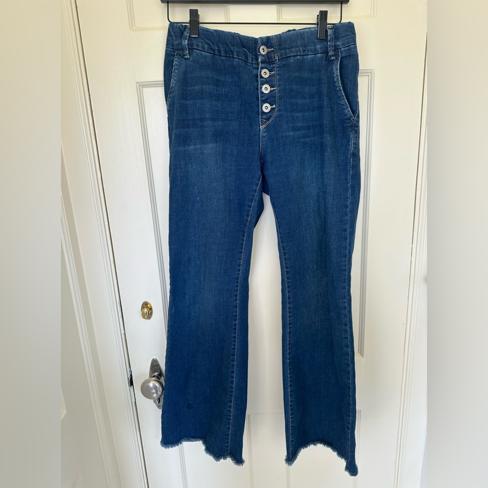 Stretch pull-on jeans with frayed hem.